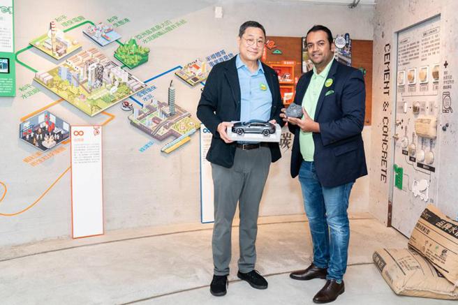 （台泥企业团董事长张安平〈图左〉、与台湾福斯集团暨台湾奥迪总裁安萨瑞共同宣布，台湾奥迪成为国内首家车厂加入台泥「EARTH HELPER」永续串联计画。图/台泥企业团提供）