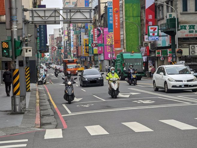 ▲基隆市環保局將加強機車未定檢稽查，多次遭查獲最重恐撤銷牌照。（陳敬哲攝）