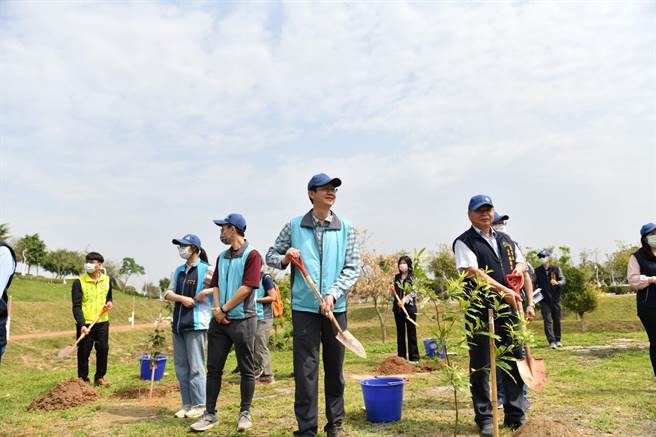 东势处副处长陈启荣与台中市农业局长蔡精强共同植树。（东势林管处提供／陈淑娥台中传真）