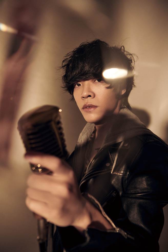 卢广仲为新造型拿掉眼镜、弄些几乎要盖住眼睛的奇怪髮流。《Ciao潮旅》提供