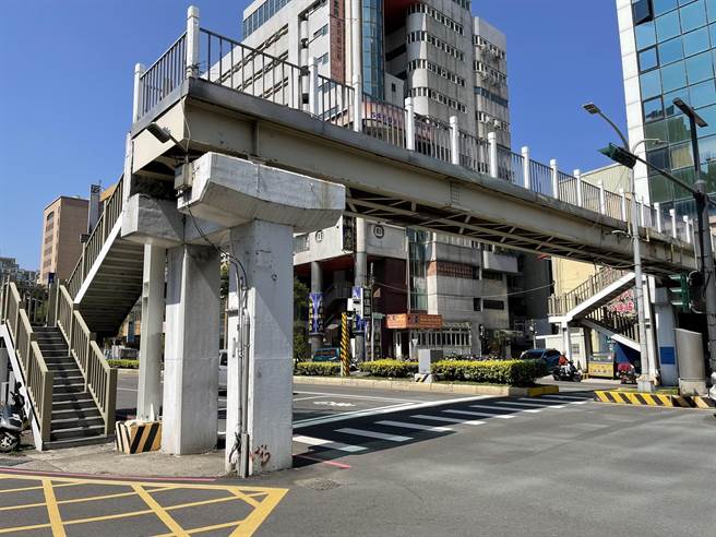 新竹市政府近年全面检讨人行天桥存废问题，其中位于经国路、水田街口的水田人行天桥，22日起至4月21日将试办封闭，后续再评估存废。（陈育贤摄）