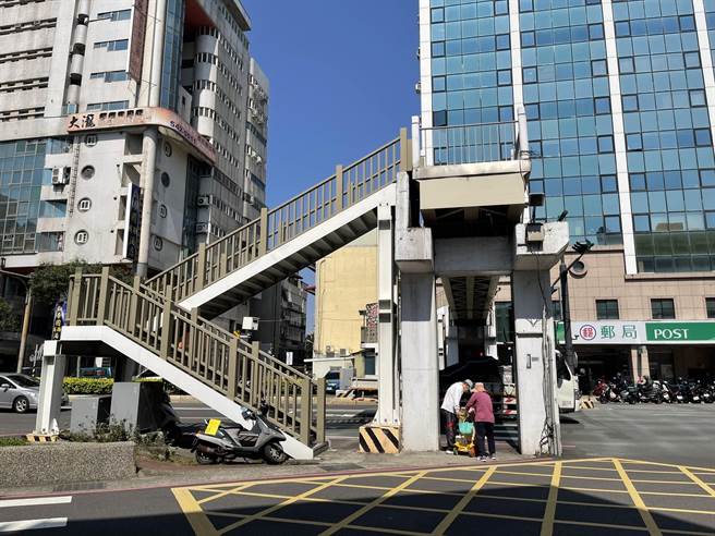 新竹市政府近年全面检讨人行天桥存废问题，其中位于经国路、水田街口的水田人行天桥，22日起至4月21日将试办封闭，后续再评估存废。（陈育贤摄）