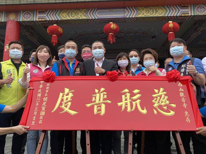 今（21日）農曆2月19日是觀世音菩薩聖誕，新北市長侯友宜上午特別前往中和區南山觀音寺參拜祈福。（葉書宏攝）
