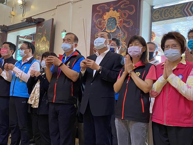 今（21日）農曆2月19日是觀世音菩薩聖誕，新北市長侯友宜上午特別前往中和區南山觀音寺參拜祈福。（葉書宏攝）