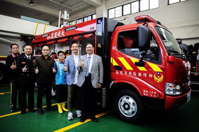 大砚建设捐赠「旗舰级」小型消防水箱车给尖石消防分队，县长杨文科（右）称讚大砚建设捐全义举是「造福尖石」。（罗浚滨摄）