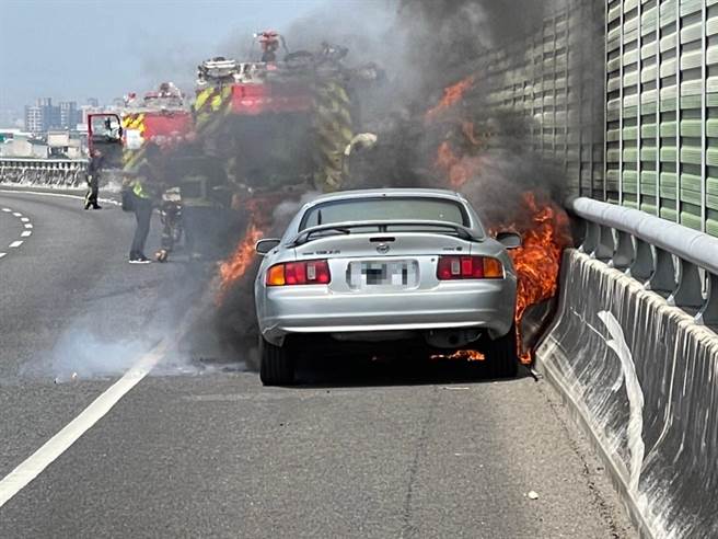 台74線霧峰段正午火燒車，駕駛和乘客驚險脫困。（民眾提供／馮惠宜台中傳真）