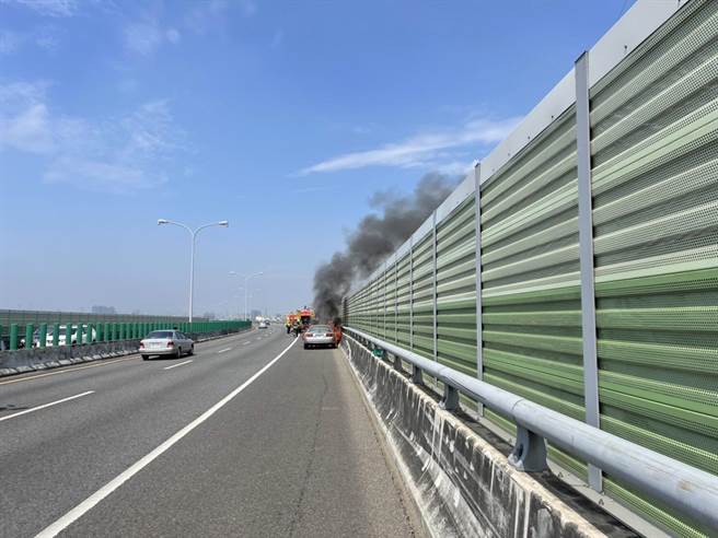 台74線霧峰段正午火燒車，駕駛和乘客驚險脫困。（民眾提供／馮惠宜台中傳真）