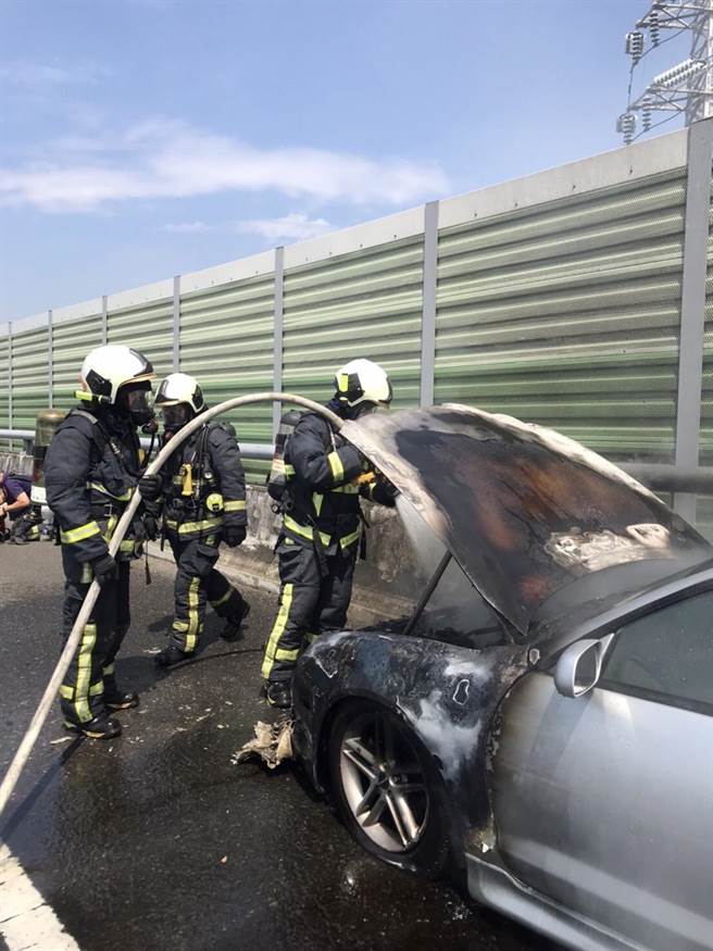 台74線霧峰段正午火燒車，消防隊出動滅火。（民眾提供／馮惠宜台中傳真）
