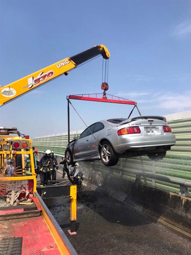 台74線霧峰段正午火燒車，駕駛和乘客驚險脫困並自行連絡拖吊車。（民眾提供／馮惠宜台中傳真）