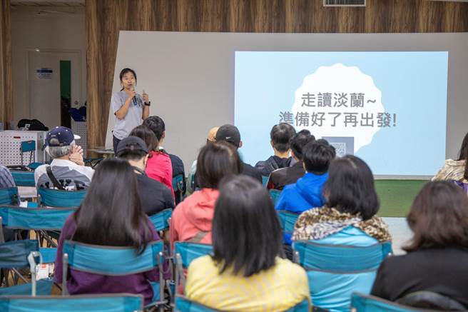 「淡蘭學登山講座」講師林宛柔分享如何做好充足的行前規劃及安排好留守再上山。（新北市觀旅局提供）