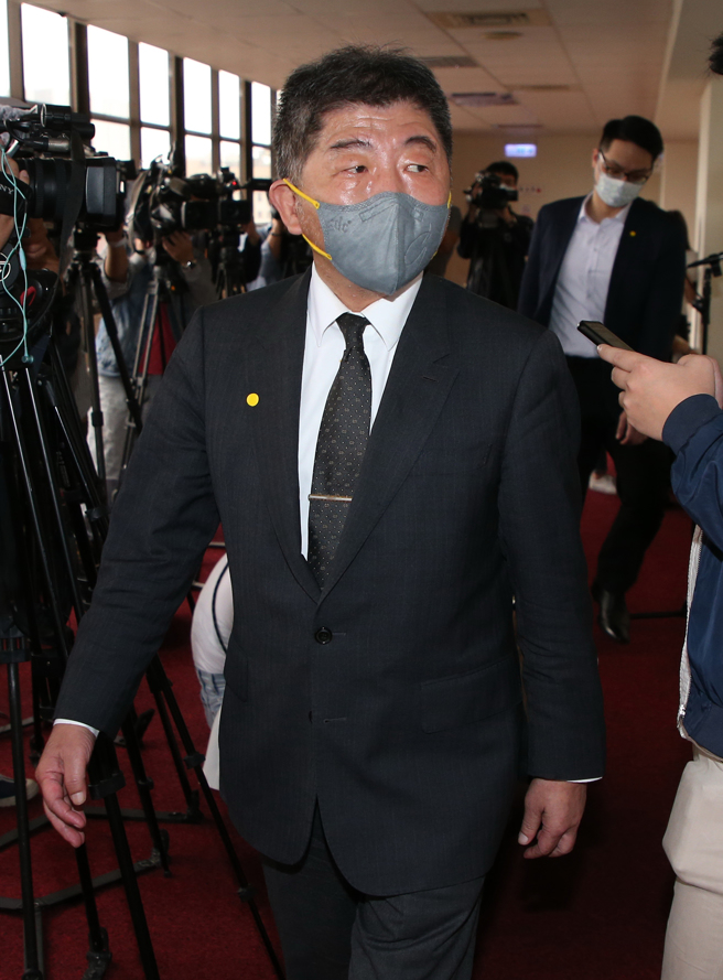 针对新冠肺炎境外移入连续两天破百例，外界关注是否影响下个月解封，卫生福利部长陈时中（见图）21日出席立法院社会福利及卫生环境委员会举行的精神卫生法修法公听会前受访，表示边境还没有形成压力，但入境病例数目对检疫天数有所改变，会持续观察。（赵双杰摄）