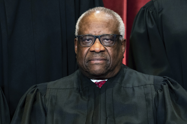 美国最高法院今天表示，73岁的保守派非裔大法官汤玛斯（Clarence Thomas）因「类流感症状」住院治疗。(图／美联社)