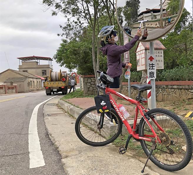 来自中台湾的陈姵君，去年5月骑单车走遍大、小金门，沿途擦亮50几面路口反光镜，在1个人的旅行中，留下很不一样的金门体验。（李金生摄）