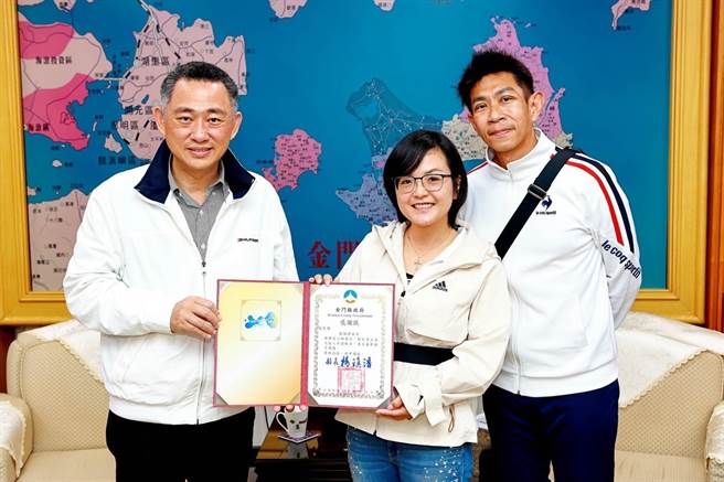 杨镇浯县长开心与陈姵君相见，希望有更多人带来正能量，加入爱金门的行列。（县府提供）