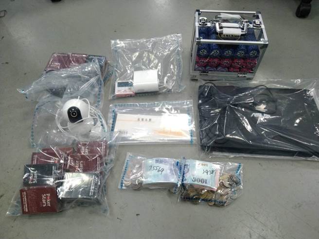 新北市中和警分局破获德州扑克赌场，不仅有美女荷官、坐满4小时还送发财金。（中和警分局提供）