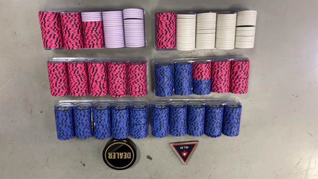 新北市中和警分局破获德州扑克赌场，不仅有美女荷官、坐满4小时还送发财金。（中和警分局提供）