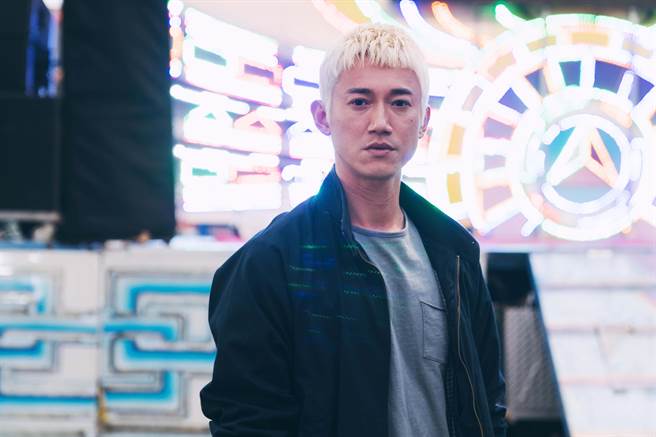 《塑胶花》吴慷仁饰演性格带点暴力倾向的更生人，顶全新金髮造型亮相。（抓马文化提供）