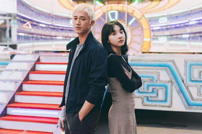 《塑胶花》吴慷仁（左）、李沐分饰男女主角「金勤」与「娜娜」。（抓马文化提供）