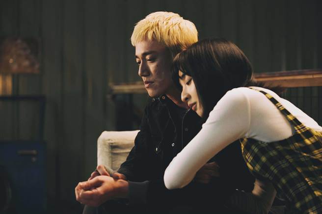 《塑胶花》吴慷仁（左）、李沐分饰男女主角「金勤」与「娜娜」。（抓马文化提供）