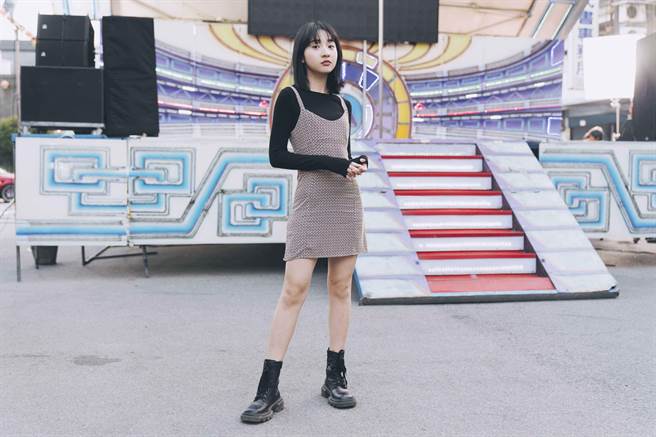 李沐为角色密集进行两个月的仪队训练。（抓马文化提供）