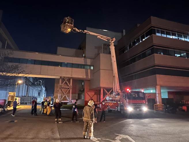 台南市安南區科技一路一家面板廠員工鬧自殺，警消到場架設雲梯車。（讀者提供／程炳璋台南傳真）