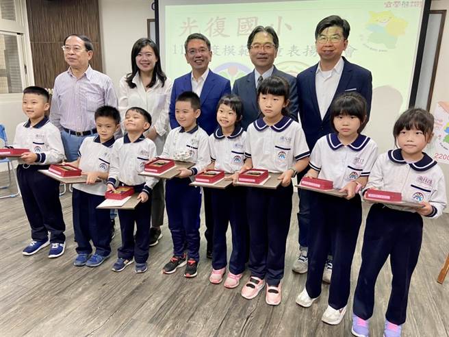 為慶祝4月4日兒童節，宜蘭市長江聰淵（中）今日到光復國小，贈送兒童節禮物給學生代表；同時也表揚當選模範生的同學，讓學童度過快樂兒童節。（吳佩蓉攝）