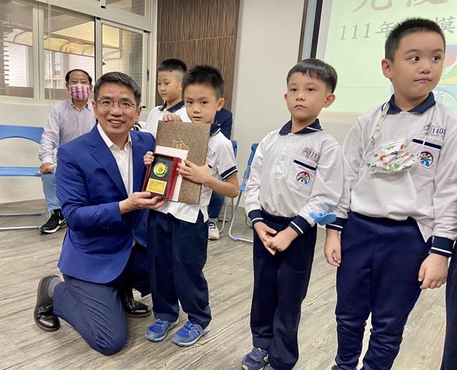 為慶祝4月4日兒童節，宜蘭市長江聰淵今日到光復國小，贈送兒童節禮物給學生代表；同時也表揚當選模範生的同學，讓學童度過快樂兒童節。（吳佩蓉攝）