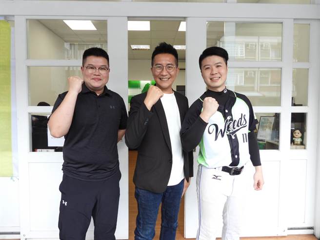 民进党花莲县党部今起办理县议员初选领表登记，花莲市民代表胡仁顺（中）今早率先其他党员抢头香，登记第1选区（花莲市）县议员提名。立法委员范云花莲服务处副主任王格致（右）则在下午登记第3选区（吉安、寿丰、凤林、光復、丰滨乡、万荣乡）的提名。