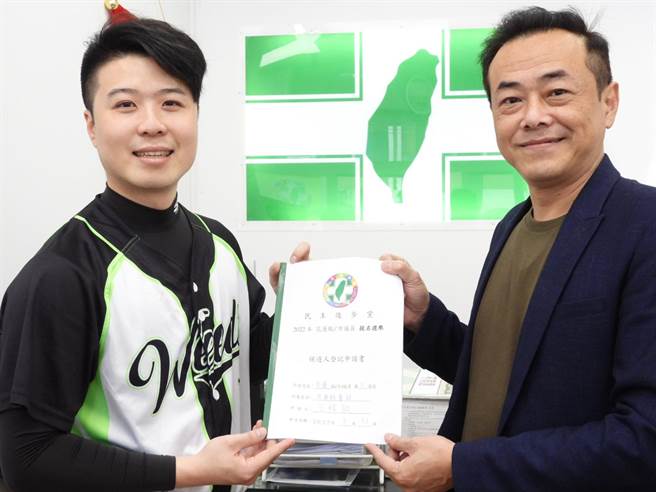 立委范云花莲服务处副主任王格致（左），虽无地方民意代表经验，却凭想监督县政的衝劲，直攻县议员选战，获党内不少前辈讚许。（罗亦晽摄）