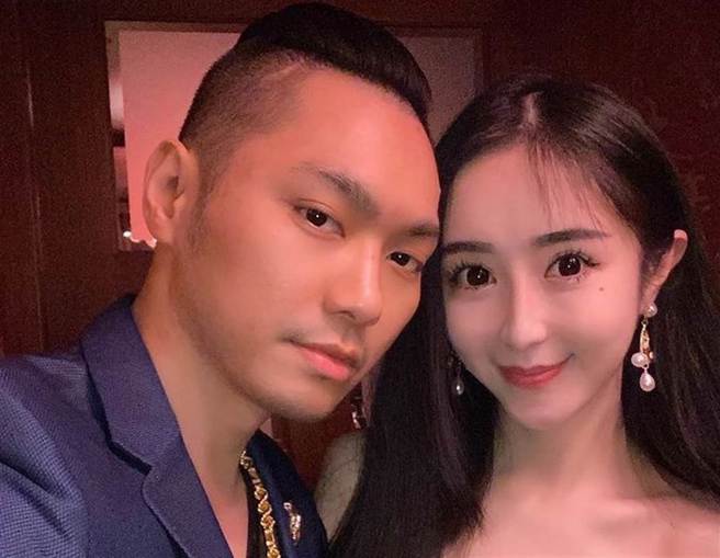 连千毅19日发文透露对儿子的期许，右为妻子石帕玉(图／连千毅 IG)