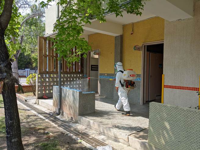 云林县水林乡清洁队今（21日）到水灿林国小清消。（周丽兰摄）