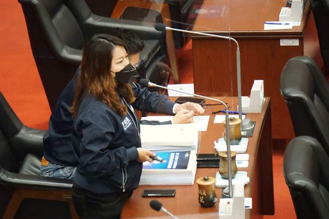 高市議會國民黨議員組成的KK政線成員李雅筑怒轟申請變諮詢，高市府變詐騙集團，303到現在都多久了，難道市府都沒開門嗎？（柯宗緯攝）