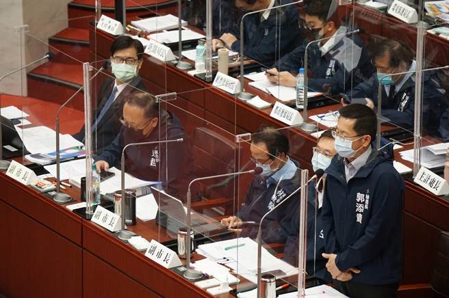 高市府祕書長郭添貴（前排右）指出，從3月9日至3月16日，法制局有法律諮詢協助，會提供必要的協助，不管是70％一般用電戶，或是30％企業或經營戶，目前有100多件尋求協助申請。（柯宗緯攝）