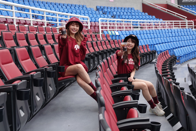 樂天桃猿季後進行球場改建，內野東下A區13排前改建為「尊猿席ROYAL SEAT」。（毛琬婷攝）