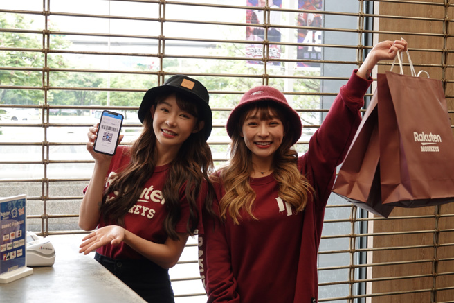 樂天桃猿在主場首創多元支付，讓球迷購買東西更加便利。（毛琬婷攝）