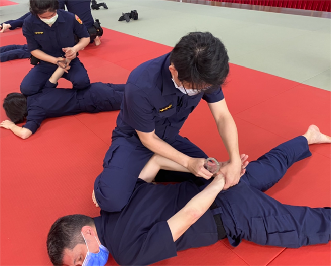 新北市永和警分局举办新进人员实务训练，藉此提升执勤安全。（永和警分局提供）