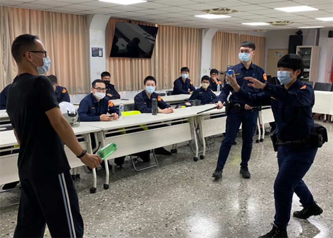 新北市永和警分局举办新进人员实务训练，藉此提升执勤安全。（永和警分局提供）