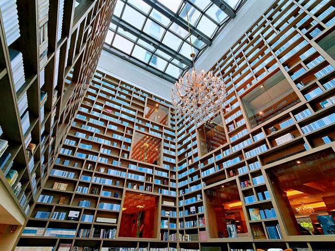 大地酒店光陰部落藏書閣。（大地酒店提供） 