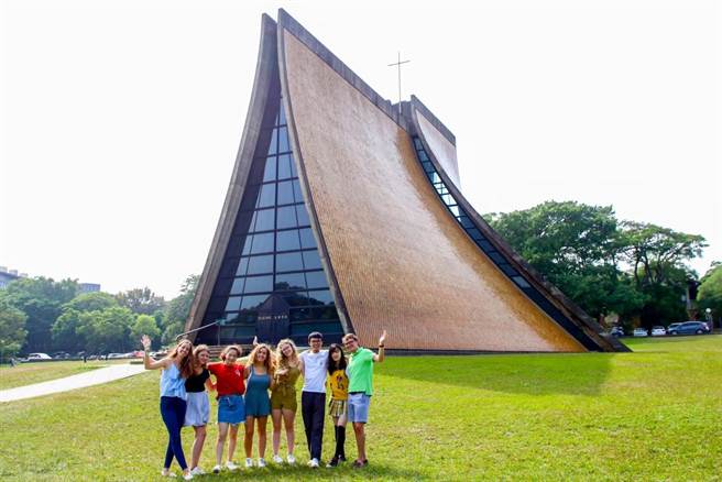 東海大學日前日召開記者會，發起幫助烏克蘭學生「遠離戰火、來台求學」計畫。（東海大學提供／馮惠宜台中傳真）