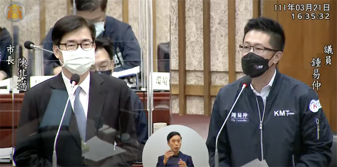 国民党高市议员锺易仲今（21）日质询时，问及市长陈其迈是否当过兵？当了多久？陈其迈顿了一下，接着回答「国民兵」，但未正面回答役期有多久。（柯宗纬翻摄）