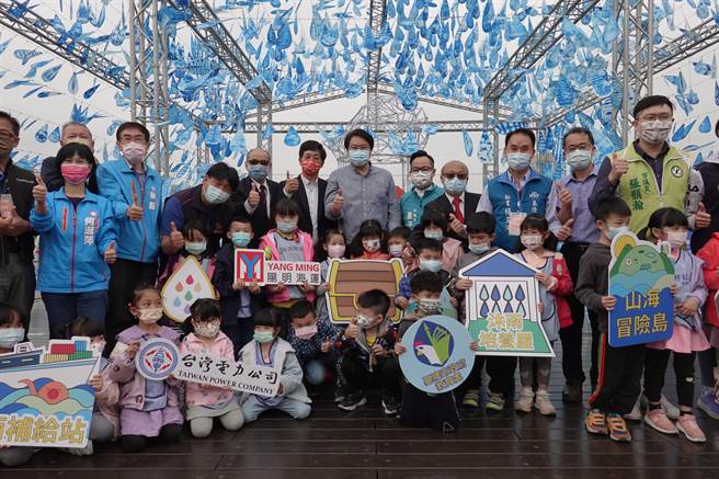 基隆市童話藝術節啟動，5千學生共同創作裝置藝術，市長林右昌強調，能讓小朋友與家長更自信驕傲。（陳敬哲攝）