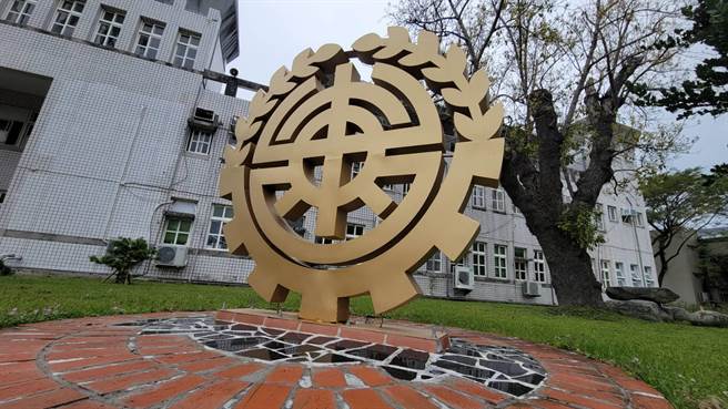 台东专科学校土木科师生创作的校徽创作，获全国复赛佳作。（庄哲权摄）