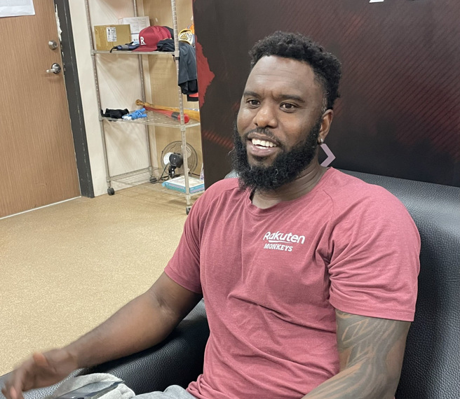 樂天桃猿洋投索沙。（毛琬婷攝）