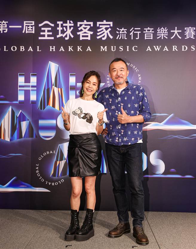 彭佳慧（左）、黃連煜今出席「第一屆全球客家流行音樂大賽」記者會。（新視紀整合行銷提供）