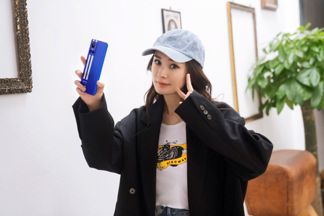 楊冪天天都期待愛情。（圖／微博@嘉行楊冪工作室）