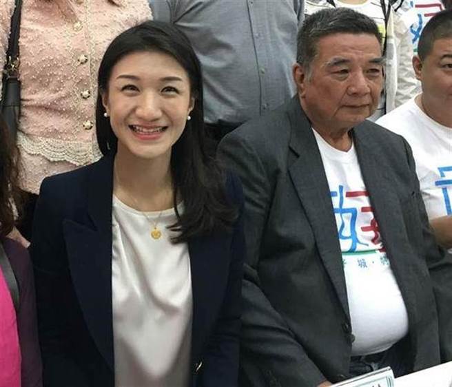 嘉義市議員戴寧2019年登記參選立委，其父親前嘉義市議員戴建三（右）陪同。（資料照，廖素慧攝）
