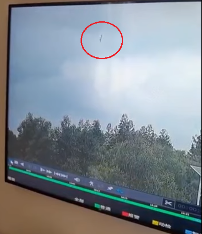 网传客机（红圈）垂直插向地面。(图/翻摄自 微博影片)
