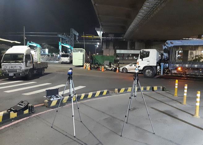 嘉義市環保局在垂楊大橋下實測鐵路高架化工程噪音情形。（嘉義市環保局提供／廖素慧嘉市傳真）