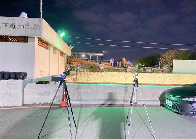 嘉義市環保局在興業西路地下道抽水站旁實測鐵路高架化工程噪音情形。（嘉義市環保局提供／廖素慧嘉市傳真）