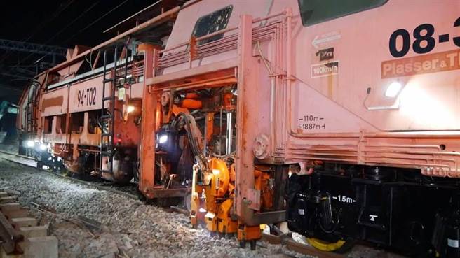 嘉義市鐵路高架化工程 夜間施工力，砸道車壓實軌道的聲響大。（嘉義市政府提供 ／廖素慧嘉市傳真）